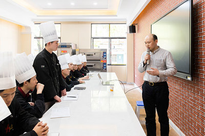 高管进校园 好记大酒店淮扬菜厨师长刘宁先生来校授课，传授餐饮企业管理服务之道